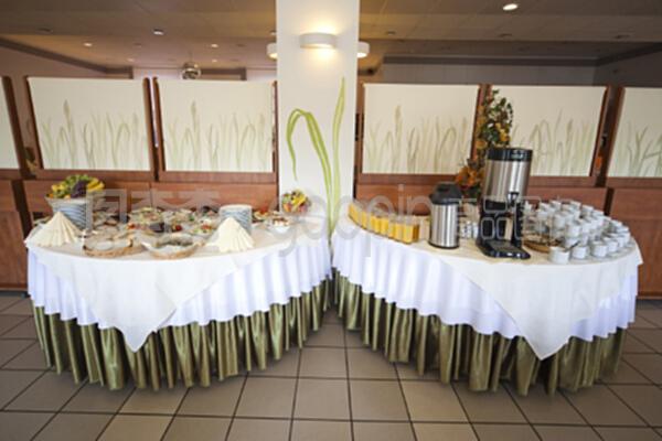 滿桌沙拉的餐飲服務 健康與美味的完美平衡